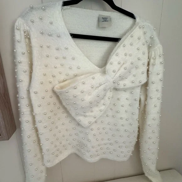 Elegant White Sweater with Pearl Accents - Picture 2 of 3